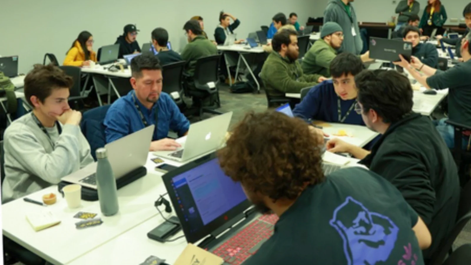 Equipos trabajando en desafíos tecnológicos propuestos por Falabella, Scotiabank, Entel, Antofagasta Minerals y ACHS