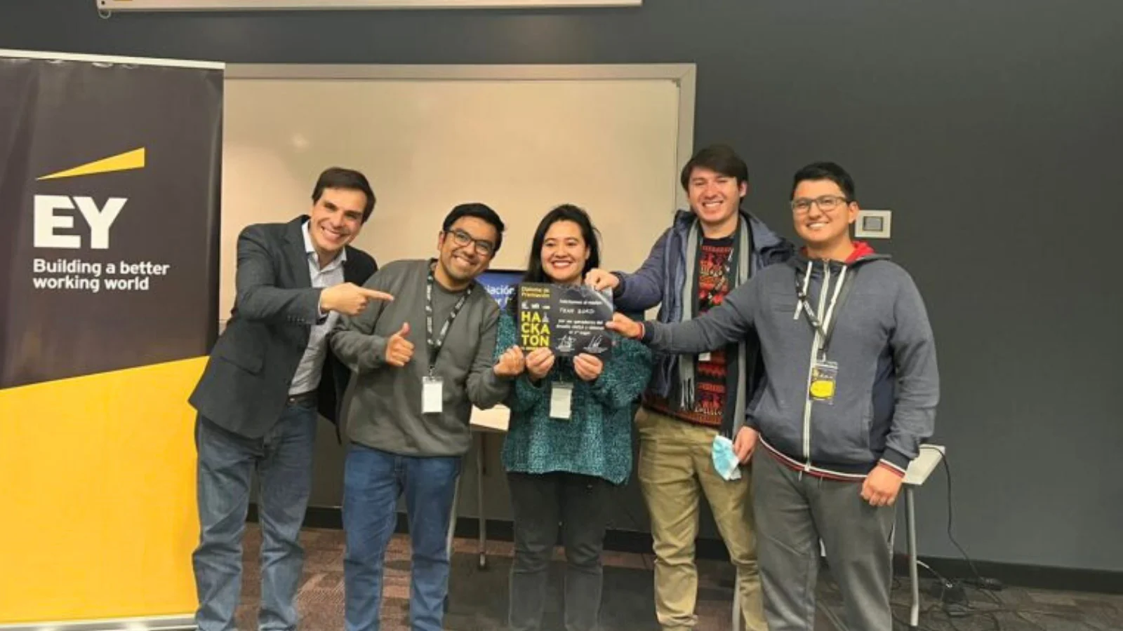 Team Zord recibiendo el primer lugar de la Hackatón junto al Gerente de Antofagasta Minerals