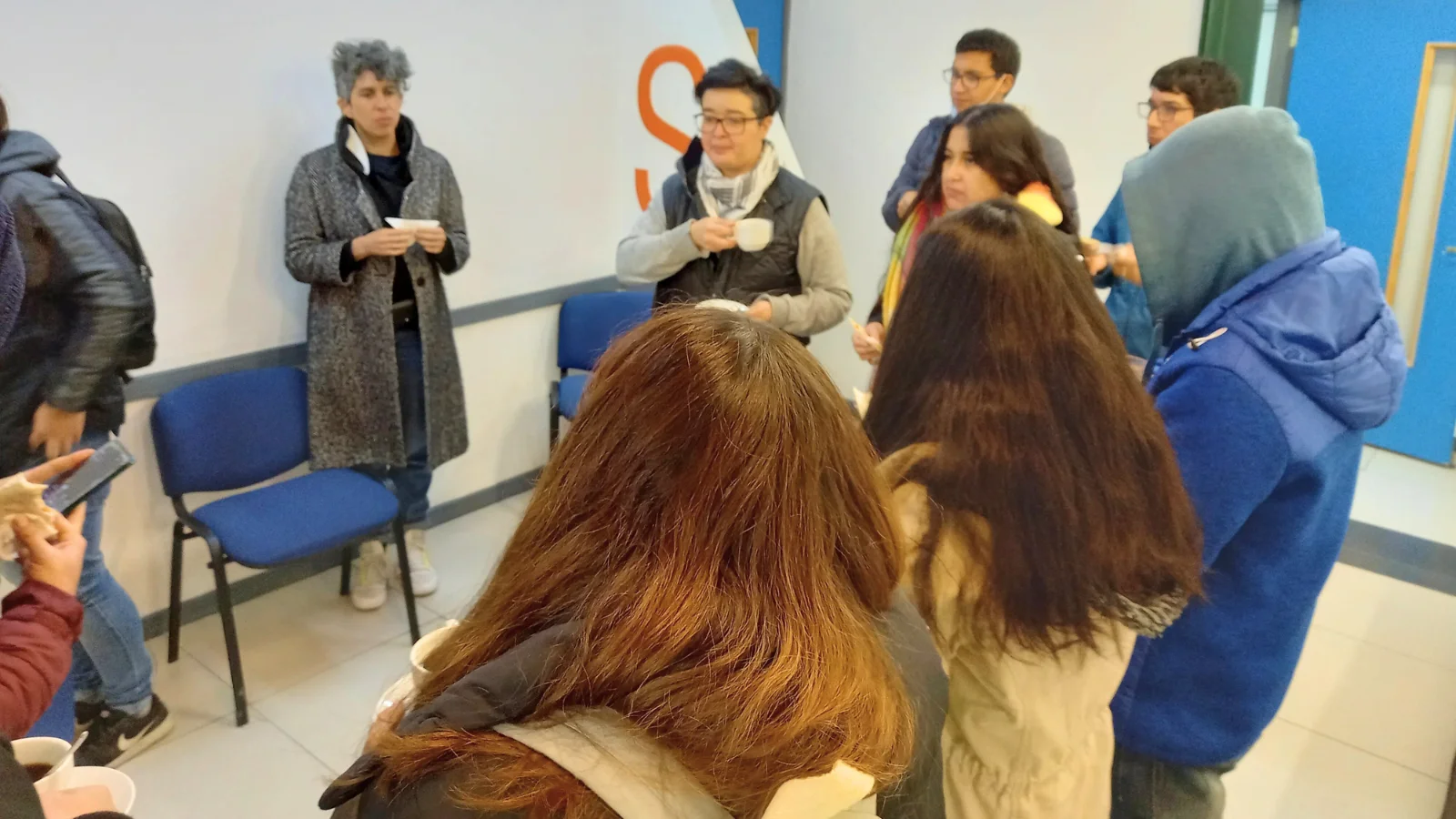 Asistentes interactuando