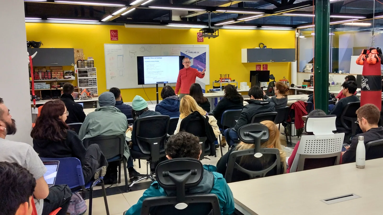 Alejandro Weinstein charla con público de fondo