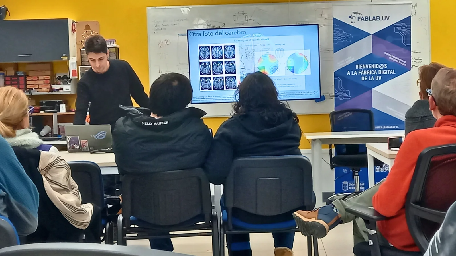 Julio Rodiño exponiendo