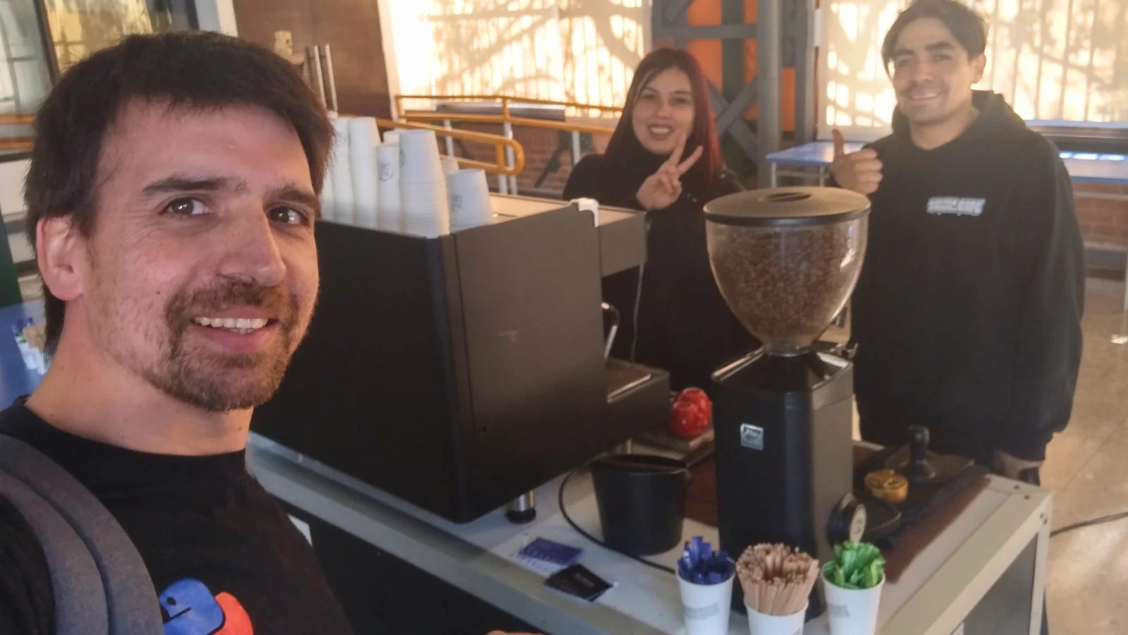 Selfie con voluntarios de bebidas calientes